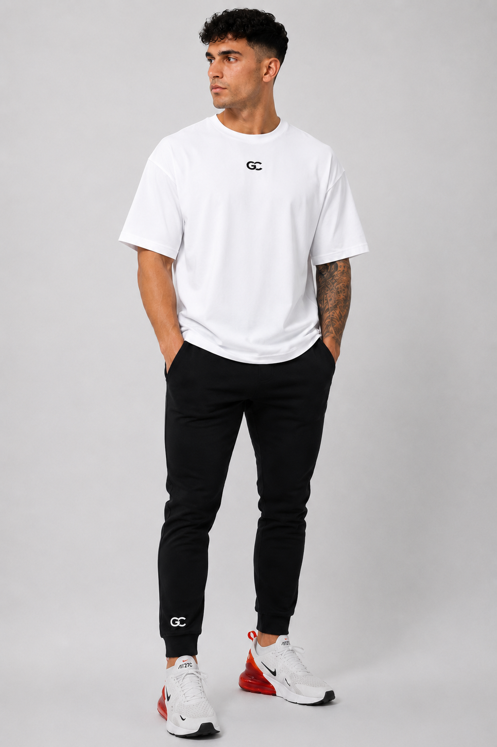 GC JOGGER&OVERSIZE TEE IN BLACK AND WHITE